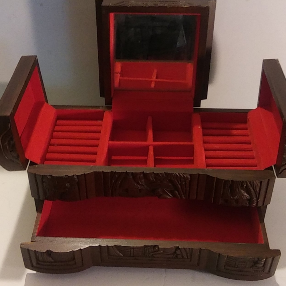 Ladies wood en Jewelry box carve and beautiful.